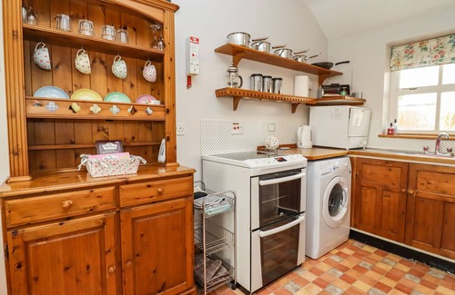 Chipping Campden Cottage | ELDER COTTAGE, with a garden in Mickleton, Gloucestershire