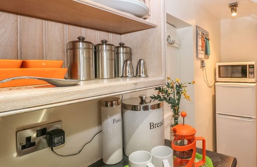 Hope Valley Cottage | ELDERBANK, character holiday cottage, with open fire in Bradwell