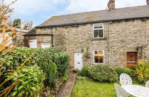 Hope Valley Cottage | ELDERBANK, character holiday cottage, with open fire in Bradwell