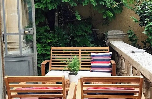 Olonzac Apartment | Elegant 1 bed garden apartment in a Château near the Canal Du Midi at Homps !