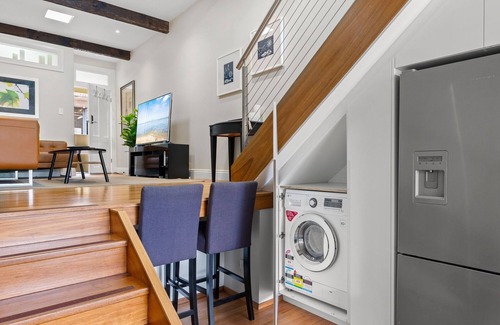Balmain House | Elegant 1-Bed with Study by Balmain Wharf