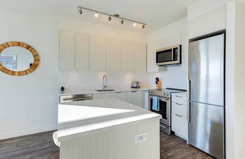 Burnaby Apartment | Elegant 1BR Apt with GYM near Crystal Mall