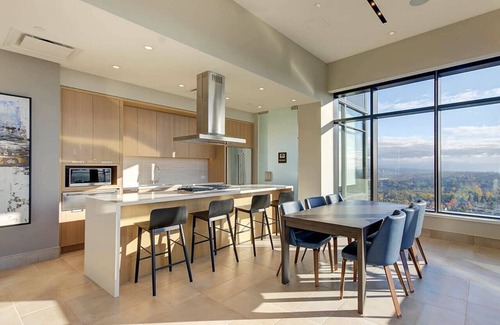 Burnaby Apartment | Elegant 1BR Apt with GYM near Crystal Mall