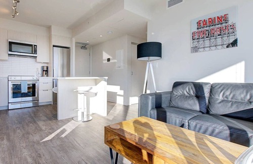 Burnaby Apartment | Elegant 1BR Apt with GYM near Crystal Mall