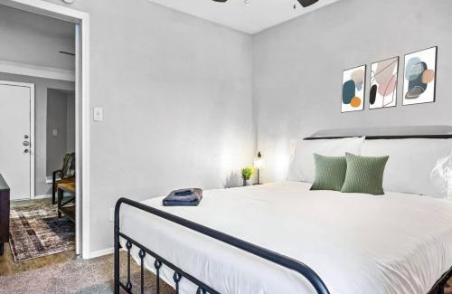 Brentwood Apartment | Elegant 1BR Haven - 10 Min to Downtown Austin