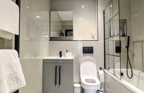 North Finchley Apartment | Elegant 2 bed flat with balcony in London