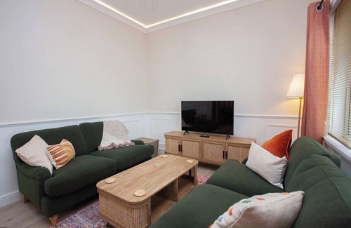 Glasgow Apartment | Elegant 2 Bedroom Flat in Giffnock