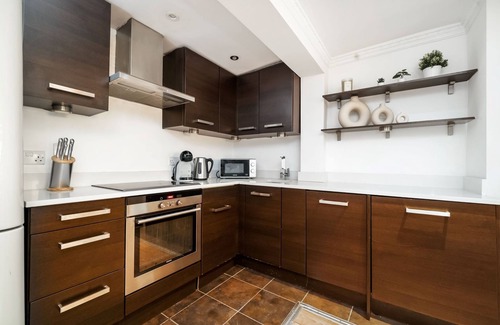 Kennington Apartment | Elegant 2BR 2BA with Patio in Kennington
