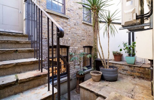 Kennington Apartment | Elegant 2BR 2BA with Patio in Kennington