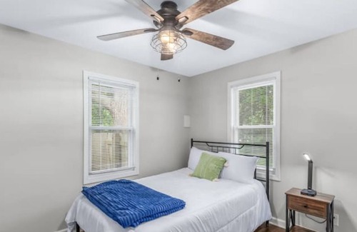 Drayton Plains House | Elegant 3 Bedroom LakeHouse