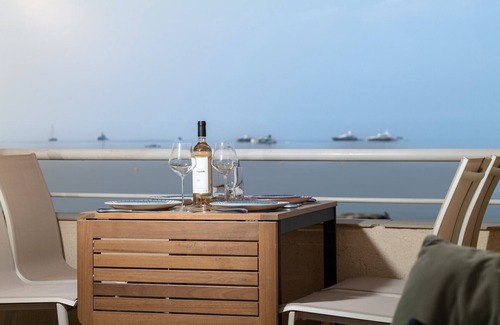 Juan-les-Pins Apartment | ELEGANT 3 PIECES EN FRONT DE MER A JUAN LES PINS