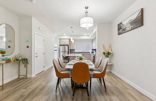Southwest Calgary House | Elegant 3bed Escape - 15 Mins to Downtown