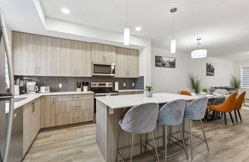 Southwest Calgary House | Elegant 3bed Escape - 15 Mins to Downtown