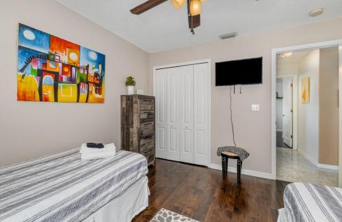 Interchange Square Apartment | Elegant 4BR Pool Sanctuary - Ideal for Work or Play!