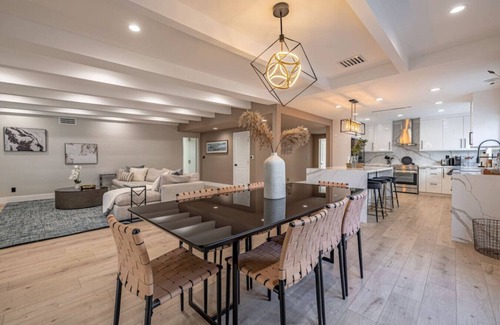 Valley Glen House | Elegant 5 Bedroom Hot Tub Private Parking