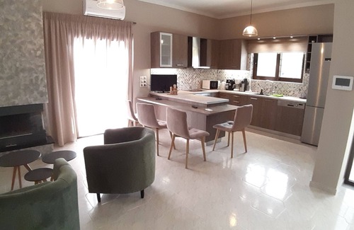 Skines Villa | Elegant Accommodations: Giannis Villa in Skinés offers a spacious villa.