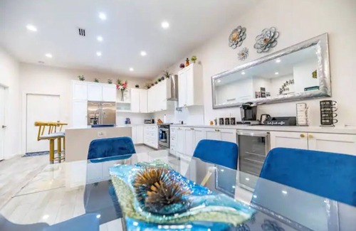 McAllen House | Elegant and cozy townhouse