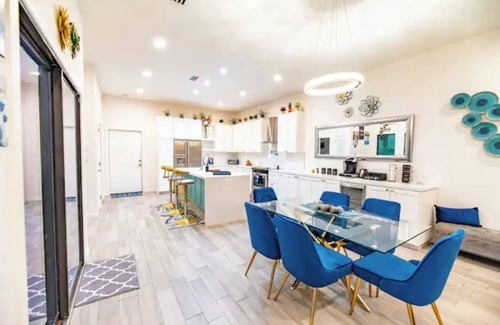 McAllen House | Elegant and cozy townhouse