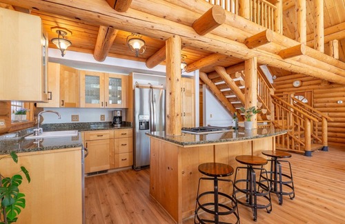 Serene Lakes House | Elegant and Spacious Log Cabin - walk to trails and beach, mins to Sugarbowl.