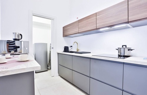 Rione Duomo Apartment | Elegant apartment able to accommodate up to 6 people with three bedrooms and two bathrooms, totally new both in the renovation and in the furnishings and with fine finishes. The accommodation is located in the central area, a few steps from the Villa Com