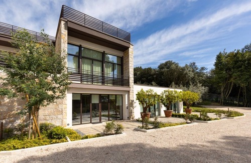 Perugia Apartment | Elegant apartment for two people, arranged on two levels and equipped with all comforts including a balcony and shower with chromotherapy. The apartment is located in a modern condominium complex with a shared swimming pool, which enjoys a pleasant view.