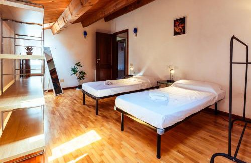 Rovigo Apartment | Elegant Attic-Rovigo Center-6 people