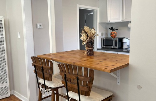 West University House | Elegant Bungalow, 1 bdrm house, Walk to casinos, only 1 blk from UNR