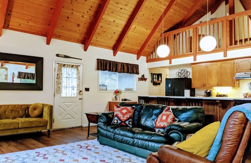 Groveland House | Elegant cabin w/WiFi, Central AC and Heating, Lovely Deck and Large Yard