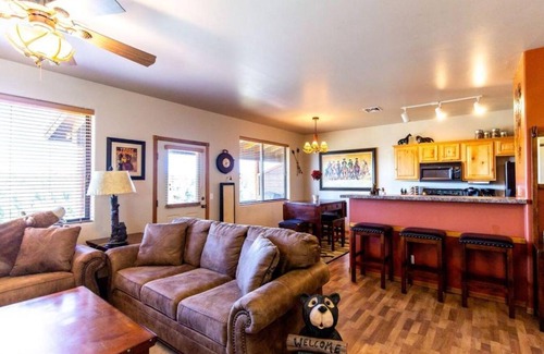 Show Low Apartment | Elegant Cottage with Wonderful Views near FH Lake