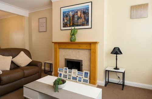 Cradley House | Elegant & Cozy 3 Bed End Terraced Stay