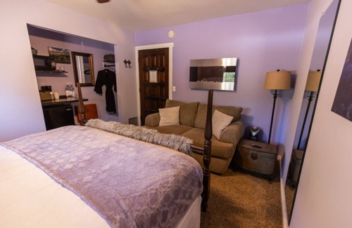 Cornville Apartment | Elegant Getaway at the Lavendar Suite