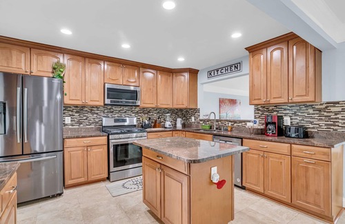 Oak Hill House | Elegant Home- City View/IAD Airport/Prime Location