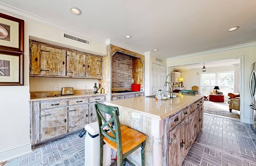 Epworth Acres House | Elegant house in St. Simons Island - two ponds, pool, & wood-burning fireplace