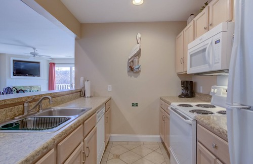 Osage Beach Condo | Elegant Lakefront Parkview Bay Condo Near Pool Gorgeous State Park Views, Wi-Fi