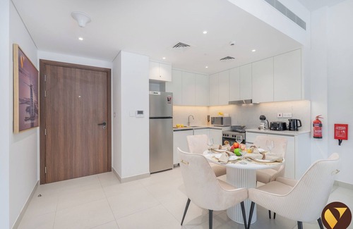 Umm Suqeim 3 Apartment | Elegant MJL Pool View Near Burj Al Arab