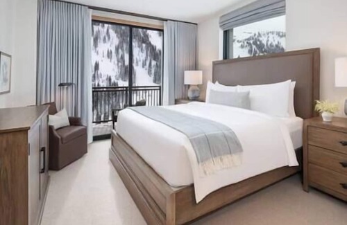 Salt Lake Mountain Resorts Hotel | Elegant Mountain Retreat with Stunning Views | Heated Pool and Prime Ski Access