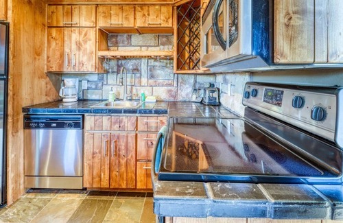Boise Condo | Elegant mountain-view ski-in/ski-out condo with hot tub access & ski storage