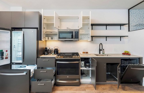 Everett Apartment | Elegant Oasis with Pool and Gym