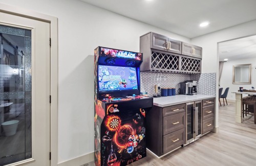 Mount Helix House | Elegant Pool Villa In Mount Helix, close to DT!