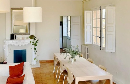 Mazarin Quarter Apartment | Elegant Rare Historic Apt Aix Center w Air conditioning Elevator and Parking