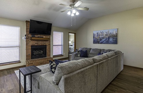 Moore House | ELEGANT REMODELED MOORE HOME 8 MILES TO OU & 15 MILES TO OKC BRICKTOWN