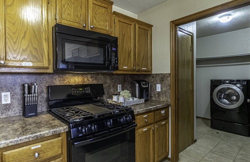 Moore House | ELEGANT REMODELED MOORE HOME 8 MILES TO OU & 15 MILES TO OKC BRICKTOWN