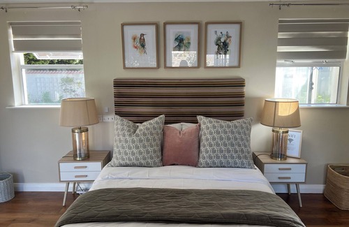 Saint Andrew Apartment | Elegant studio and tranquil pool, central location.