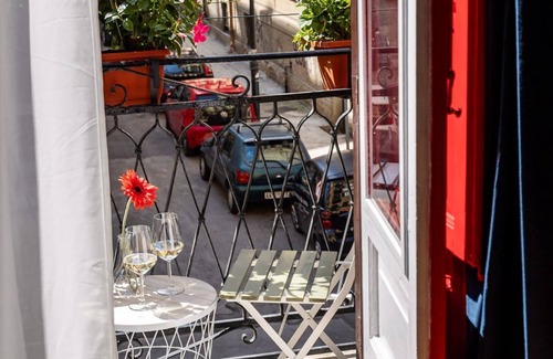 Borgo Vecchio House | [Elegant Two Bedroom Apartment] with Balcony & Suite