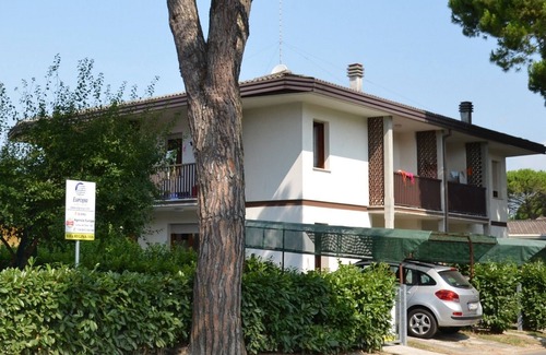 Bibione Lido dei Pini Villa | Elegant villa with large fenced garden