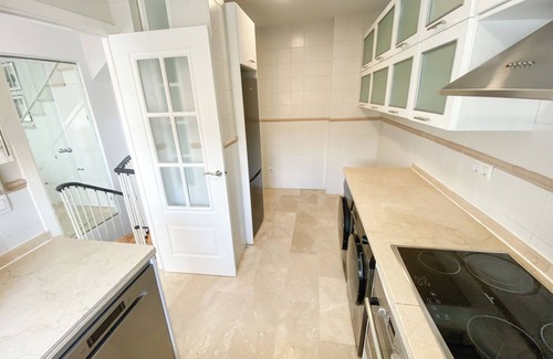 Nervion House | Elegant villa with Private Pool in Nervión close to metro, perfect for groups