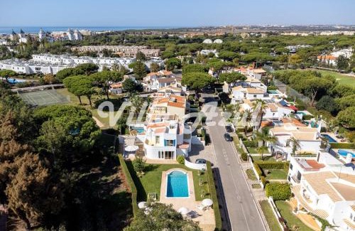 Quarteira Villa | Elegant villa with private pool in Quarteira
