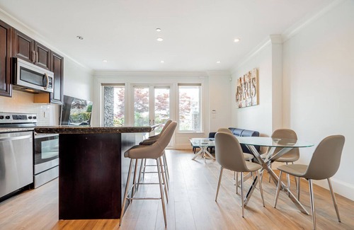 Dundarave Condo | Elegant West Vancouver Suite