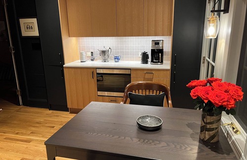 Woodley Park House | Elegantly furnished 4-bedroom townhome with decks, in Woodley Park, Wash. DC