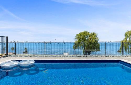 Yarrawonga House | Elements on the Waters Edge, Woodlands